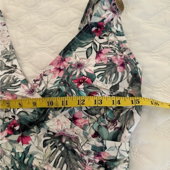 Nip Tuck Swim Twist Front One Piece Swimsuit Floral green sz 8 - Picture 11 of 12